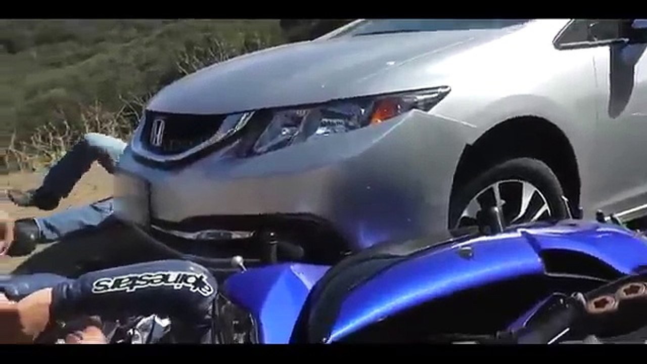 Un motard en Yamaha R6 dérape et s'encastre sous une voiture