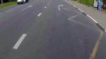 Une cycliste perd sa jupe