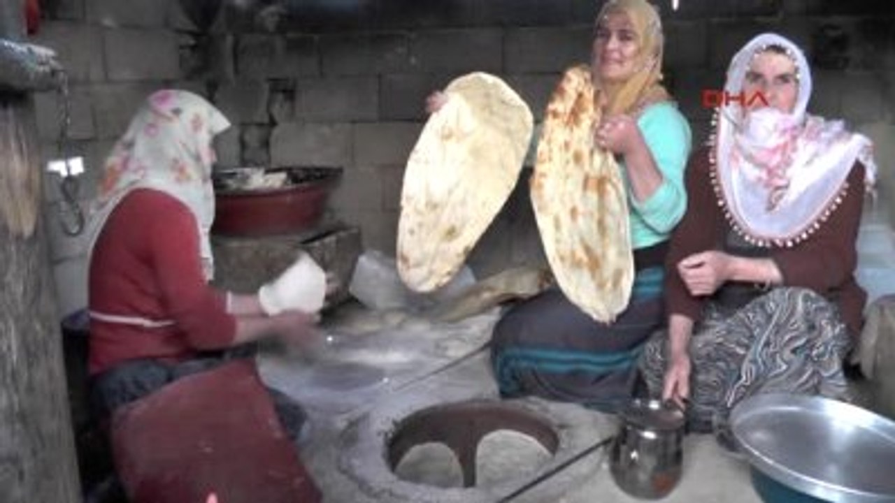 Muş İmece Usulü Ekmek Pişiriyorlar
