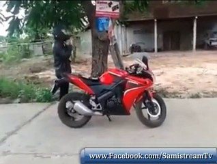 Regardez comment ce motard a t-il volé la moto d'autrui!