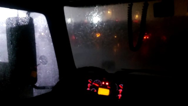 Tempête de pluie dans l'Illinois vue par le conducteur d'un camion... le déluge !