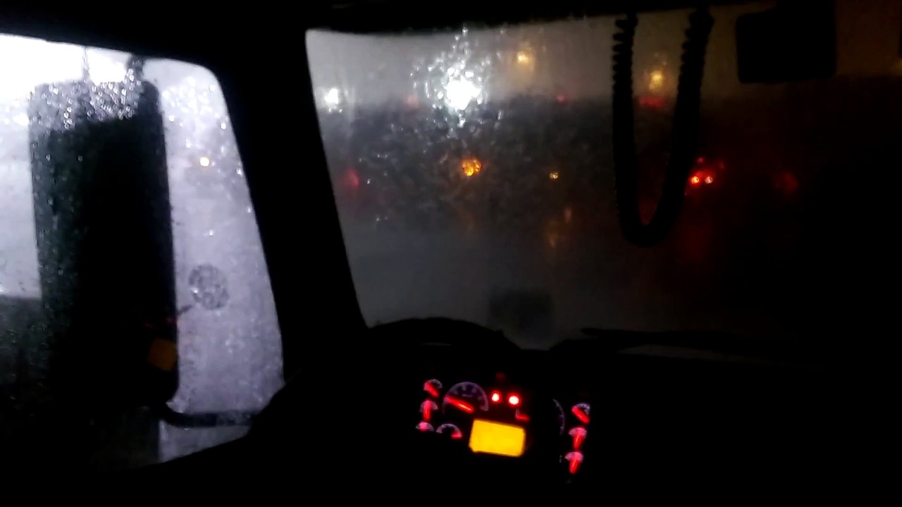 Tempête de pluie dans l'Illinois vue par le conducteur d'un camion... le déluge !