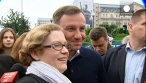 Polonia: dopo la vittoria alle presidenziali Andrei Duda offre un caffé agli elettori