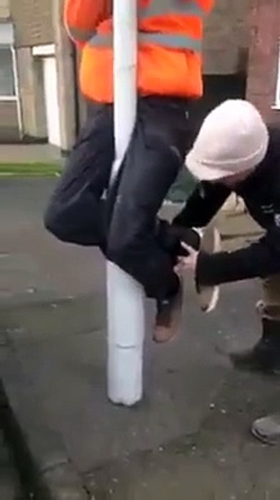 Extremely Funny Way of Leg Lock With Pole