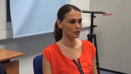 Antalya Avm Duvarında Defile