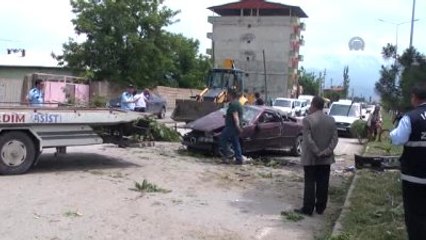 Askeri Personelin Bulunduğu Otomobil Ağaca Çarptı: 3 Yaralı