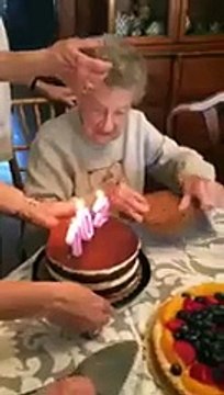Pour ses 102 ans, elle perd ses dents en soufflant ses bougies