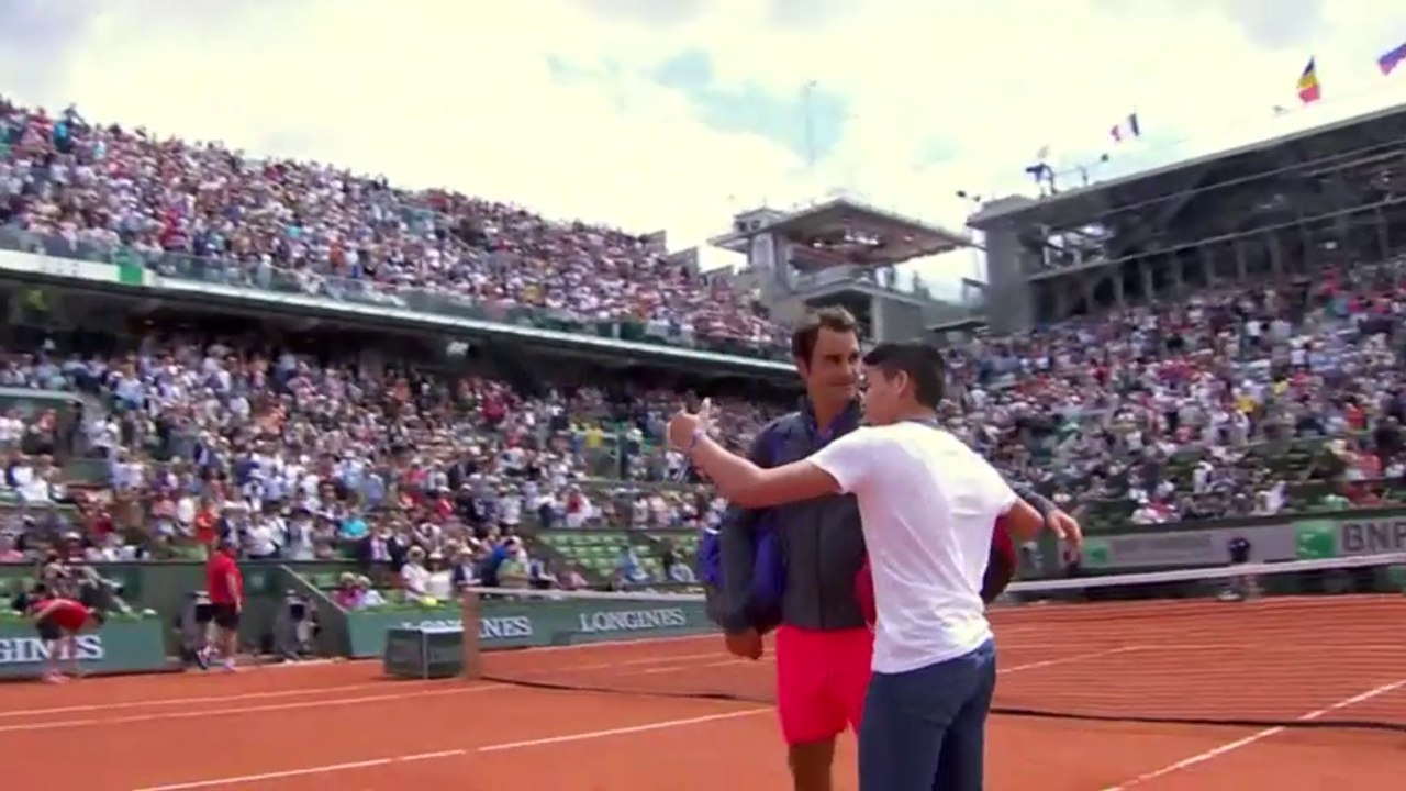 Roland-Garros : Roger Federer repousse un intrus venu faire un selfie sur le terrain