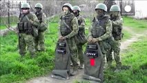 Las tropas rusas asaltan una base militar en Crimea