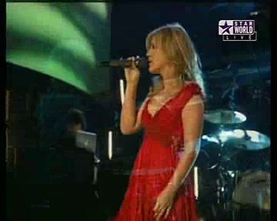 Kelly Clarkson - Because of You (Live @ Grammys)