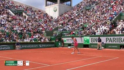 Virginie Razzano sert à la cuillère (Roland-Garros)