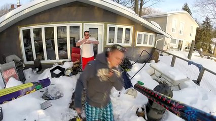 Un drone équipé de feux d'artifice attaque deux canadiens