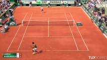 Gaël Monfils se recoiffe et gagne le point (Roland Garros)