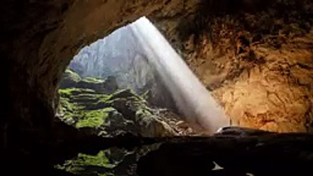 "Hold your breath" before wild beauty and mystery of the Son Doong cave