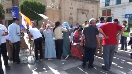 Şanlıurfa?da AK Parti ve Hdp, Yan Yana Stant Açtı