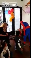 Spiderman arruina fiesta de cumpleaños tras voltereta mortal