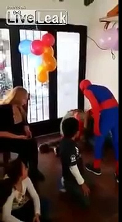 Spiderman arruina fiesta de cumpleaños tras voltereta mortal