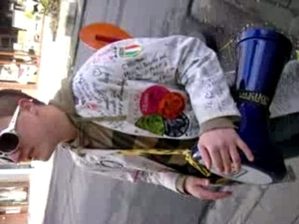 Carl et son djumbé pour reveiller andy