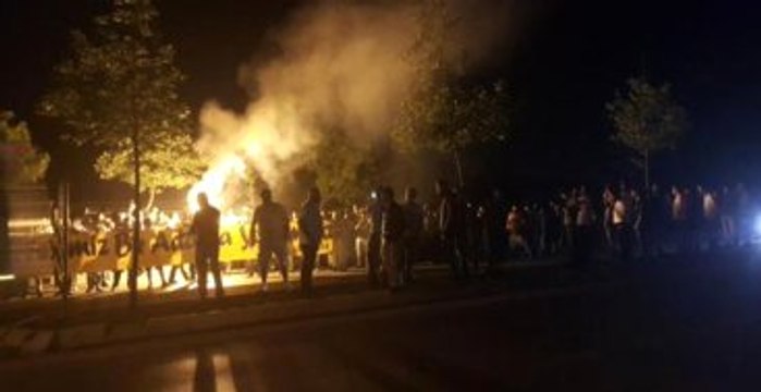 Fenerbahçeli Taraftarlar, Takım Otobüsüne Saldırdı