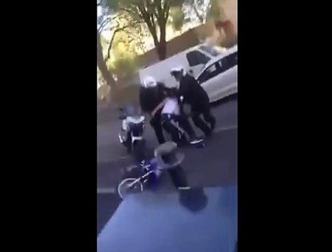 savez-vous comment détacher la menotte après avoir échappé la police? regardez cette vidéo.