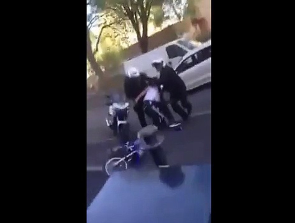 savez-vous comment détacher la menotte après avoir échappé la police? regardez cette vidéo.