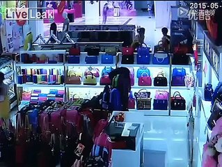 YouTube: Terrible caída de niño de 2 años desde una escalera mecánica