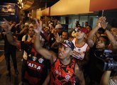Flamengo chega ao Rio cercado por torcedores em protesto tenso
