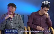 Deux amants homos apprennent qu'ils sont demi-frères à la télévision