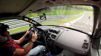 Run d'un motard et d'une voiture sur le circuit de Norsdschleiffe