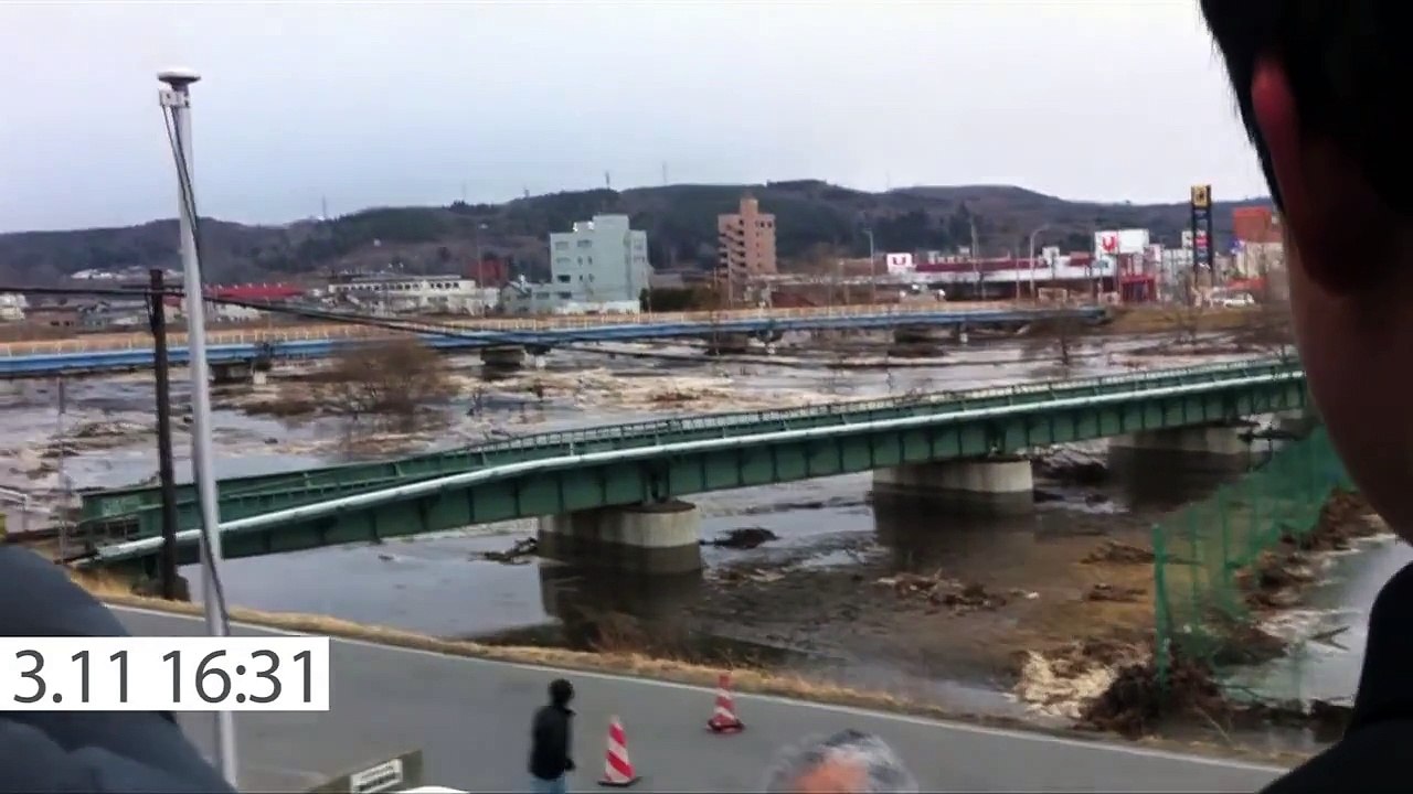 Japan Tsunami / 岩手県久慈市の久慈川を逆流する津波 (0:10から）【訂正版】