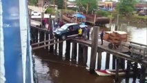 Mettre une voiture dans un bateau à l'aide de planches