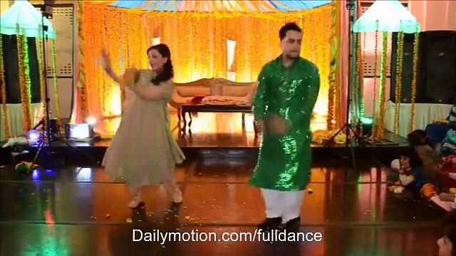 Beautiful Wedding Mehndi Dance on Song DILLI WALI GIRLFRIEND