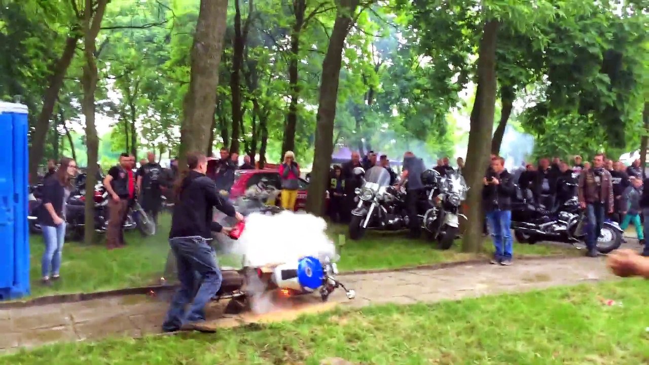 Un burn en moto qui tourne très mal : moto en feu! FAIL