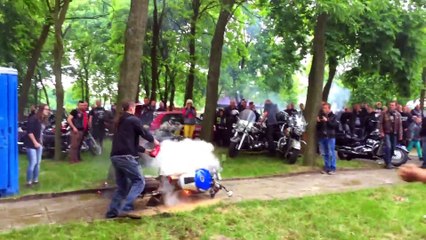 Un burn en moto qui tourne très mal : moto en feu! FAIL