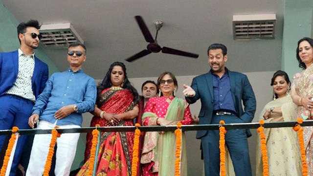 Salman Khan’s GRAND ENTRY & SPECIAL SPEECH At Arpita-Aayush’s Mandi Reception