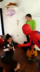 FAIL : Spider-Man KO pendant un anniversaire !
