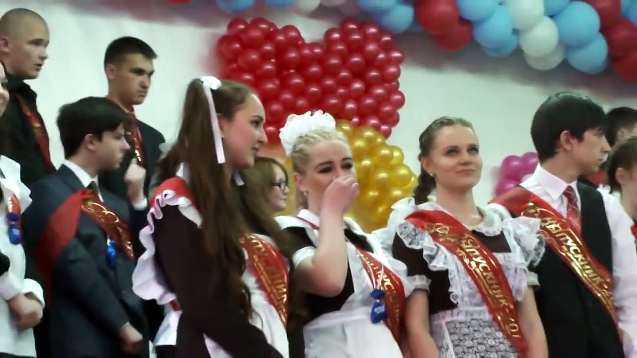 Последний звонок! Весь зал рыдал,  Сразу вспоминаю свой последний звонок.