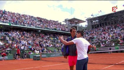 Un jeune prend un selfie avec Roger Federer