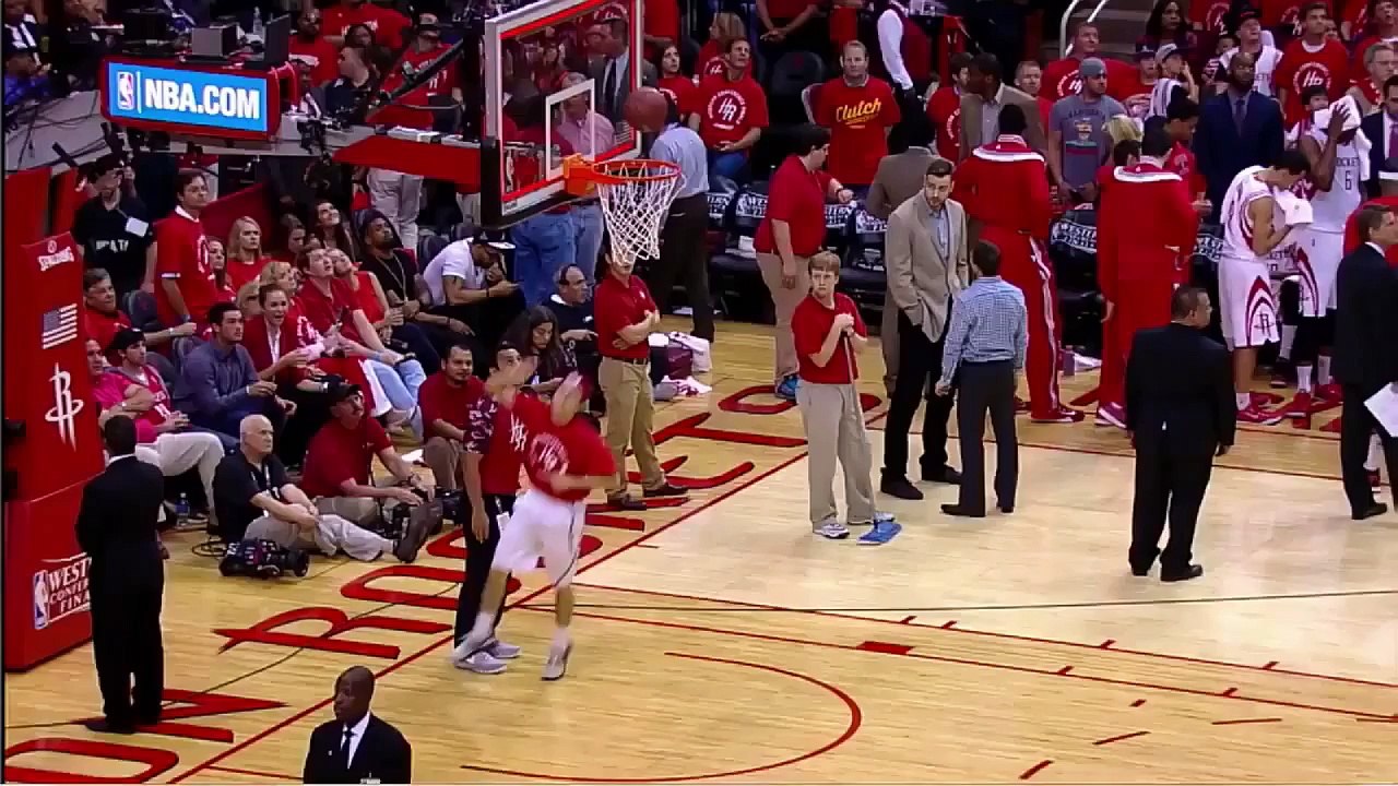 Il se rate sur un Morpion géant pendant un match de NBA