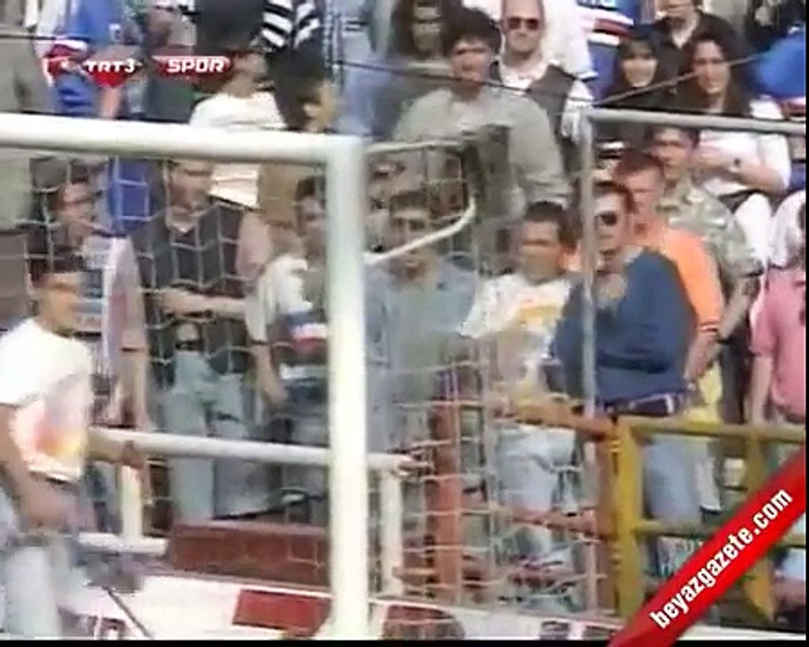 Futbol sahalarında yaşanan komik olaylar