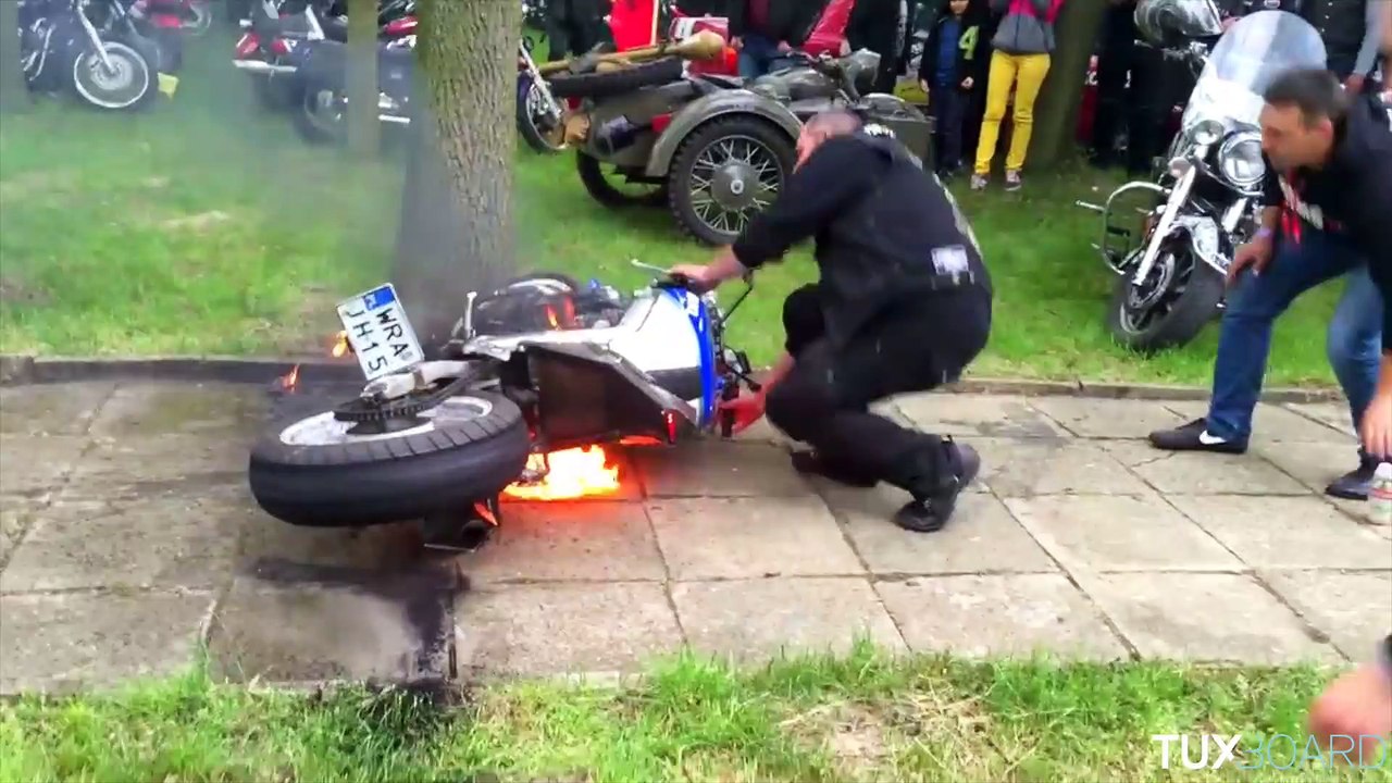Un idiot fait un burn avec sa moto
