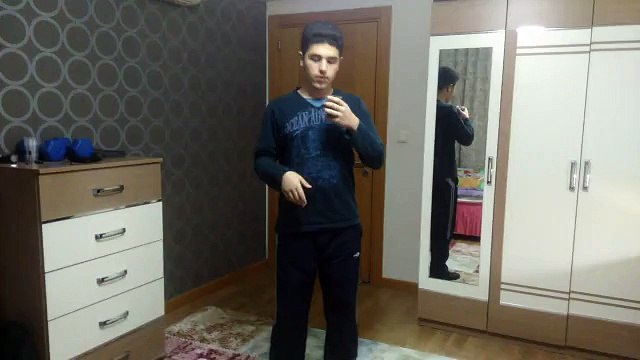 Tek Yudumda Bir Bardak Kola İçen Ergen