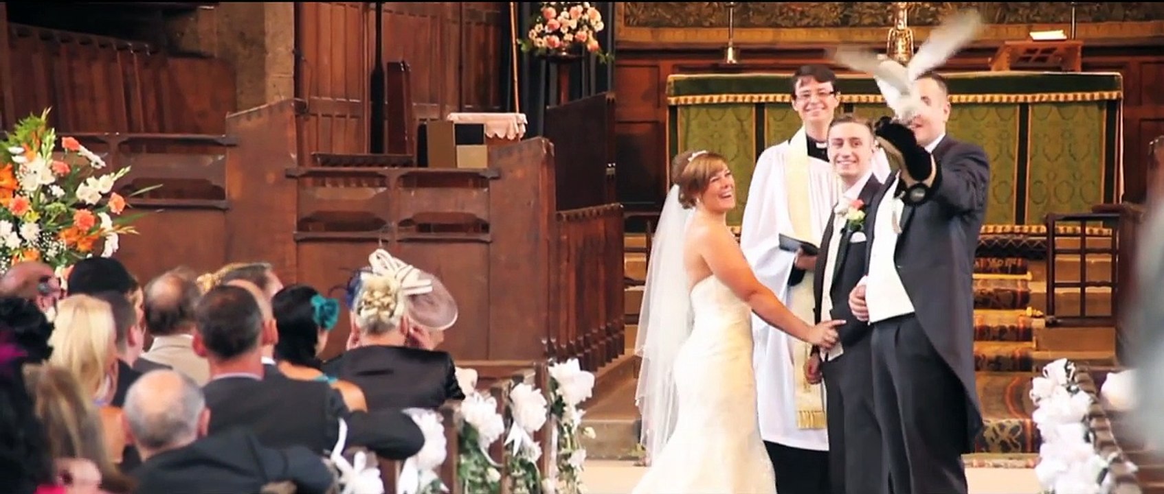 Une chouette amène les alliances vers l'autel