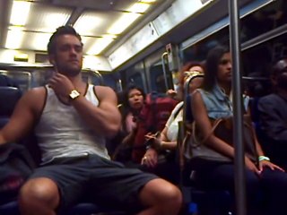 jeune mec musclé dans le métro parisien