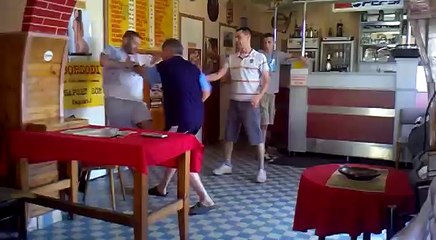 kocsmai verekedés - köbcös luftot üt