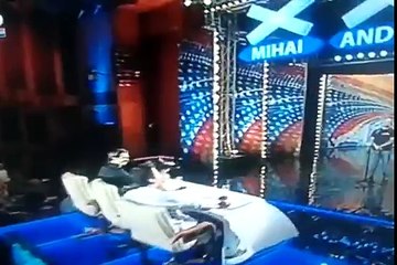 Cantaret extraordinar , toti se asteptau sa cante ROCK [Romani Au Talent]