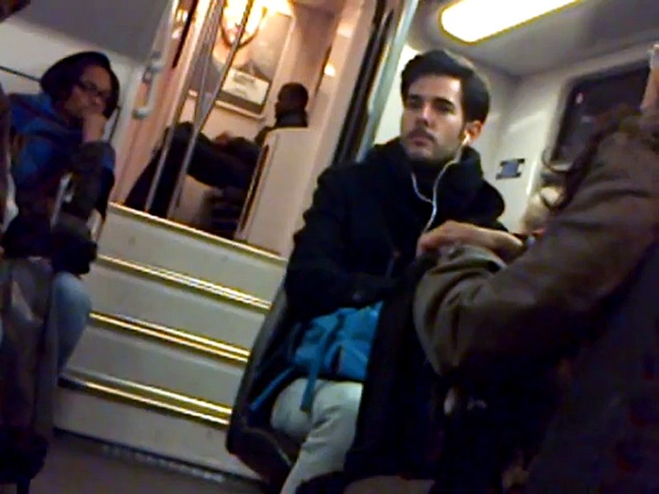 Beau mec moustachu dans le RER
