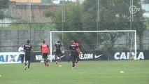 No treino, Love acerta a trave duas vezes e Romero faz golaço