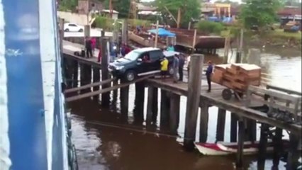 Comment charger une voiture dans un bateau