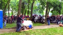 Régis fait un burn avec sa moto